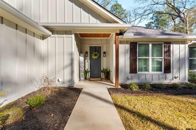 This inviting home welcomes you the moment you step through the on Hide-A-Way Lake Golf Course in Texas - for sale on GolfHomes.com, golf home, golf lot