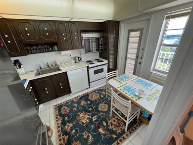 This 2/2 condo in the desirable Palm-Aire community on the 7th on Palm-Aire Country Club and Resort - Palms in Florida - for sale on GolfHomes.com, golf home, golf lot