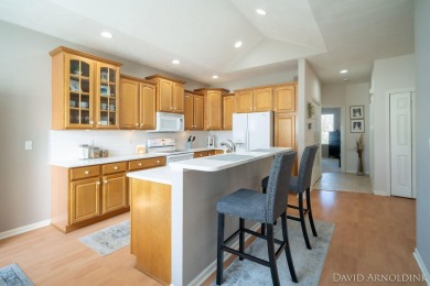 This immaculate 2 bedroom, 2 1/2 bath condo in The Links at on The Links At Rolling Meadows in Michigan - for sale on GolfHomes.com, golf home, golf lot