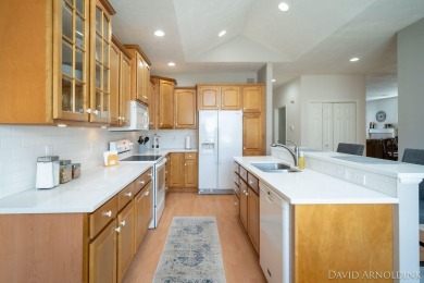 This immaculate 2 bedroom, 2 1/2 bath condo in The Links at on The Links At Rolling Meadows in Michigan - for sale on GolfHomes.com, golf home, golf lot