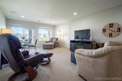 This immaculate 2 bedroom, 2 1/2 bath condo in The Links at on The Links At Rolling Meadows in Michigan - for sale on GolfHomes.com, golf home, golf lot