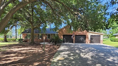 Live the lake and golf life at 119 Saluda Drive, located in the on Santee-Cooper Country Club in South Carolina - for sale on GolfHomes.com, golf home, golf lot