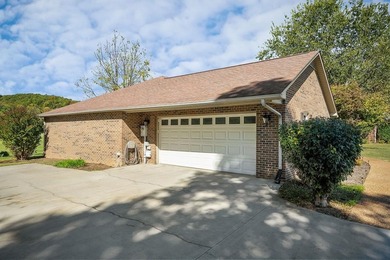 Located in White Plains Subdivision on the golf course, this 3BR on White Plains Golf Course in Tennessee - for sale on GolfHomes.com, golf home, golf lot