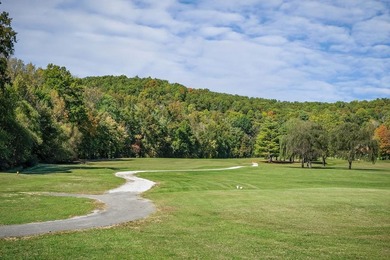 Located in White Plains Subdivision on the golf course, this 3BR on White Plains Golf Course in Tennessee - for sale on GolfHomes.com, golf home, golf lot