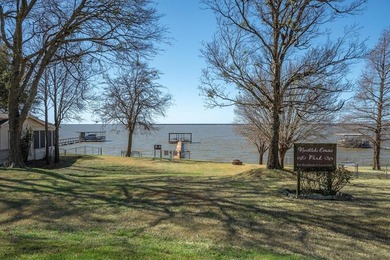 Cedar Creek Lake o Recently Updated o A BRAND-NEW LOOK AT A on Cedar Creek Country Club in Texas - for sale on GolfHomes.com, golf home, golf lot