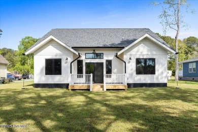 This adorable home is so full of sass... Spacious open floorplan on Pearl Golf Links in North Carolina - for sale on GolfHomes.com, golf home, golf lot