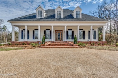 Welcome to this elegant 6-bedroom, 4.5-bathroom home with a on Colonial Country Club Deerfield in Mississippi - for sale on GolfHomes.com, golf home, golf lot