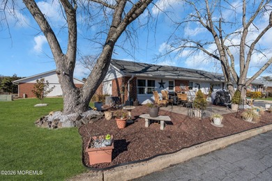 Welcome to this beautifully maintained lakefront Baronet II on Greenbriar Woodlands in New Jersey - for sale on GolfHomes.com, golf home, golf lot