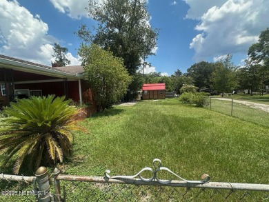 Seller accepting offers thru 8/26/25 Huge Corner lot and plenty on Hyde Park Golf Club in Florida - for sale on GolfHomes.com, golf home, golf lot