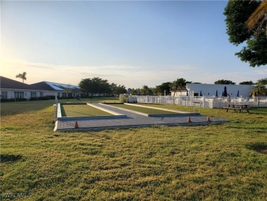 MOTIVATED SELLER! MAKE AN OFFER! This 2-bedroom+den / 2 bath on Myerlee Country Club in Florida - for sale on GolfHomes.com, golf home, golf lot