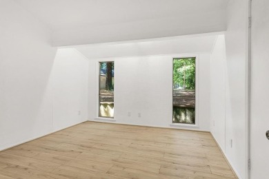 Welcome to this charming 2-bedroom, 2-bathroom home nestled in on Hide-A-Way Lake Golf Course in Texas - for sale on GolfHomes.com, golf home, golf lot