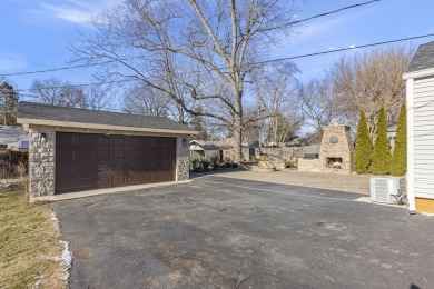 Fantastic 3-bedroom home! The kitchen is open to the living room on Phillips Park Golf Course in Illinois - for sale on GolfHomes.com, golf home, golf lot