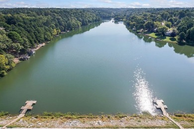 This charming and updated 2-bedroom, 2-bath townhome on Lake on Bella Vista Country Club - Berksdale in Arkansas - for sale on GolfHomes.com, golf home, golf lot