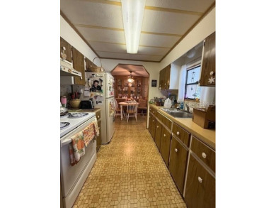 This well-maintained 1104sqft 3-bedroom 2-bath home is in on Brookridge Country Club in Florida - for sale on GolfHomes.com, golf home, golf lot