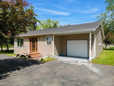 LOCATION LOCATION, CLEAN UPDATED 2 BDRM, 2 BATH, RANCH IN on Bay Pointe Golf Club in Michigan - for sale on GolfHomes.com, golf home, golf lot