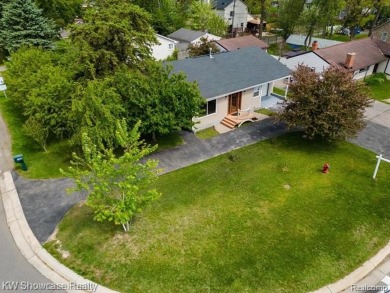 LOCATION LOCATION, CLEAN UPDATED 2 BDRM, 2 BATH, RANCH IN on Bay Pointe Golf Club in Michigan - for sale on GolfHomes.com, golf home, golf lot