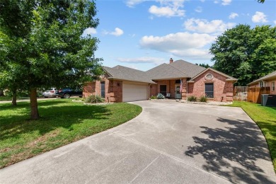 Welcome to this beautifully maintained 4-bedroom, 2-bathroom on Iron Horse Golf Course in Texas - for sale on GolfHomes.com, golf home, golf lot