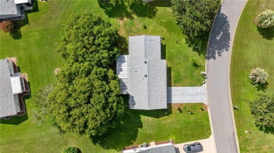 Beautiful 2 Bed, 2 Bath, 2 car attached garage facing front on The Links of Spruce Creek in Florida - for sale on GolfHomes.com, golf home, golf lot