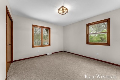 Welcome to 1521 Andover! This 3 bed 2.5 bath home located on a on L.E. Kaufman Golf Course in Michigan - for sale on GolfHomes.com, golf home, golf lot
