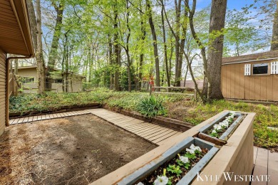 Welcome to 1521 Andover! This 3 bed 2.5 bath home located on a on L.E. Kaufman Golf Course in Michigan - for sale on GolfHomes.com, golf home, golf lot