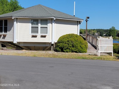 2 bedroom 2 bath waterfront home in Woodlake Country Club on Woodlake Country Club in North Carolina - for sale on GolfHomes.com, golf home, golf lot