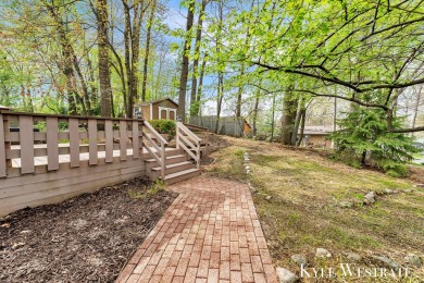 Welcome to 1521 Andover! This 3 bed 2.5 bath home located on a on L.E. Kaufman Golf Course in Michigan - for sale on GolfHomes.com, golf home, golf lot