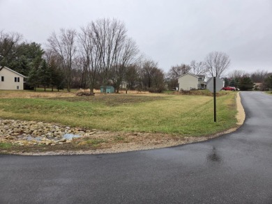 Conveniently located across from the club house with a wonderful on Savannah Oaks Golf Club of Candlewick Lake in Illinois - for sale on GolfHomes.com, golf home, golf lot