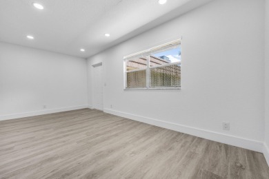 Gorgeous 1BR/1BA Accessible Villa in King's Point Golf & Country on Kings Point Golf - Executive in Florida - for sale on GolfHomes.com, golf home, golf lot