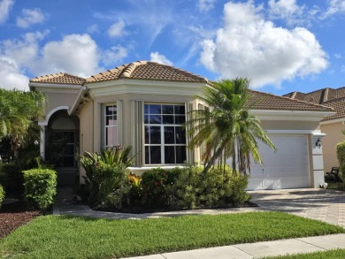 Beautiful 3br/3 house with a private yard overlooking a lake and on  in Florida - for sale on GolfHomes.com, golf home, golf lot