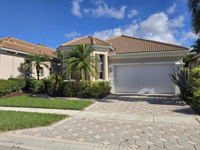 Beautiful 3br/3 house with a private yard overlooking a lake and on  in Florida - for sale on GolfHomes.com, golf home, golf lot