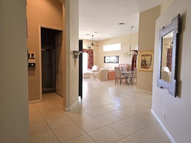 Beautiful 3br/3 house with a private yard overlooking a lake and on  in Florida - for sale on GolfHomes.com, golf home, golf lot