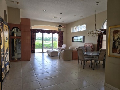 Beautiful 3br/3 house with a private yard overlooking a lake and on  in Florida - for sale on GolfHomes.com, golf home, golf lot