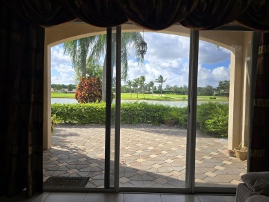 Beautiful 3br/3 house with a private yard overlooking a lake and on  in Florida - for sale on GolfHomes.com, golf home, golf lot