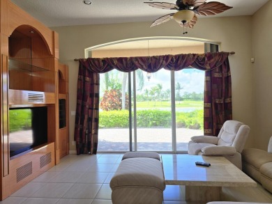 Beautiful 3br/3 house with a private yard overlooking a lake and on  in Florida - for sale on GolfHomes.com, golf home, golf lot