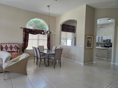 Beautiful 3br/3 house with a private yard overlooking a lake and on  in Florida - for sale on GolfHomes.com, golf home, golf lot