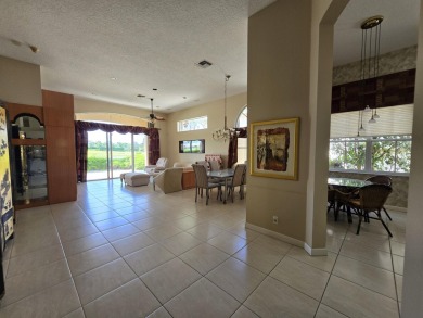 Beautiful 3br/3 house with a private yard overlooking a lake and on  in Florida - for sale on GolfHomes.com, golf home, golf lot