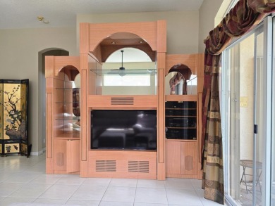 Beautiful 3br/3 house with a private yard overlooking a lake and on  in Florida - for sale on GolfHomes.com, golf home, golf lot