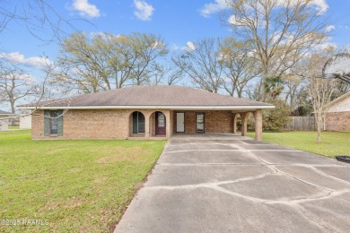 Located in the desirable Bayou Bend neighborhood, this 3-bedroom on Bayou Bend Country Club in Louisiana - for sale on GolfHomes.com, golf home, golf lot