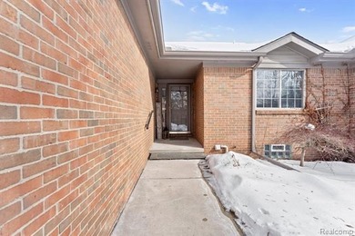 Spacious and move-in ready ranch condo located in the highly on Fellows Creek Golf Club in Michigan - for sale on GolfHomes.com, golf home, golf lot