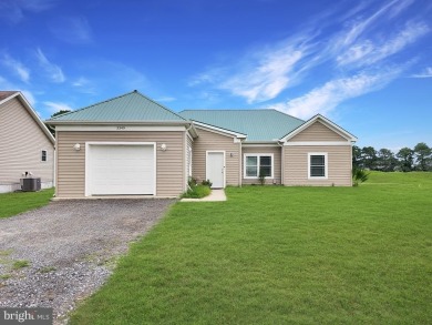 Charming Single Family Home on the 6th Fairway of Captains Cove on Captains Cove Golf and Yacht Club in Virginia - for sale on GolfHomes.com, golf home, golf lot