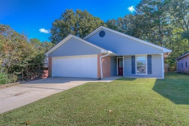 BEAUTIFUL HOME FOR SALE IN NORTH SHREVEPORT!!!! This 3-bedroom on Northwood Hills Golf Club in Louisiana - for sale on GolfHomes.com, golf home, golf lot