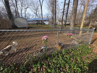 This is a must-see home with 3 bedrooms and 1 and a 1/2 baths on Cherokee Village North Course in Arkansas - for sale on GolfHomes.com, golf home, golf lot