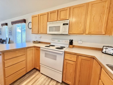 Fully furnished, desirable end unit townhome located in the on Running Y Ranch Resort in Oregon - for sale on GolfHomes.com, golf home, golf lot