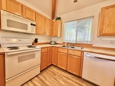 Fully furnished, desirable end unit townhome located in the on Running Y Ranch Resort in Oregon - for sale on GolfHomes.com, golf home, golf lot