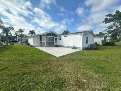 Lot Rent $1037.00  This well cared for 2 bedrooms, 2 bathrooms on Del Tura Golf and Country Club in Florida - for sale on GolfHomes.com, golf home, golf lot