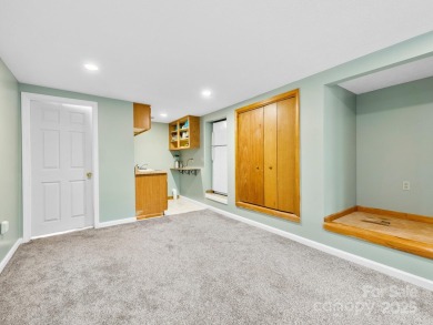 This charming mountain getaway is in the sought after on Waynesville Country Club Inn in North Carolina - for sale on GolfHomes.com, golf home, golf lot