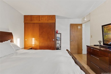 Breezy end/corner unit with golf course views near Pearlridge! on Pearl Country Club in Hawaii - for sale on GolfHomes.com, golf home, golf lot