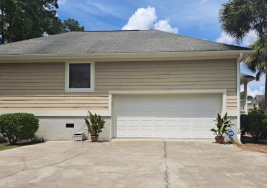 Executive custom built golf course home in Santee National Golf on Santee National Golf Course in South Carolina - for sale on GolfHomes.com, golf home, golf lot
