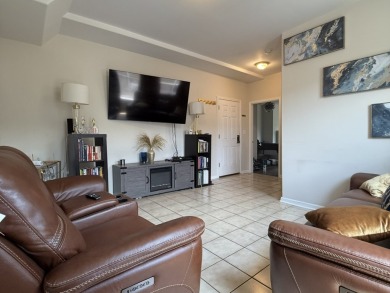 Spacious and sun-filled 2-bedroom, 1-bath condo featuring a on Jackson Park Golf Course in Illinois - for sale on GolfHomes.com, golf home, golf lot