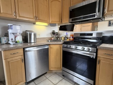 Spacious and sun-filled 2-bedroom, 1-bath condo featuring a on Jackson Park Golf Course in Illinois - for sale on GolfHomes.com, golf home, golf lot